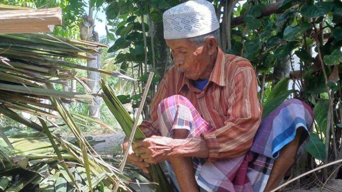 Abdullah (84) lansia di Desa Bluka Teubai, Aceh Utara sedang menganyam Atap Rumbia, Senin (27/5/2024).