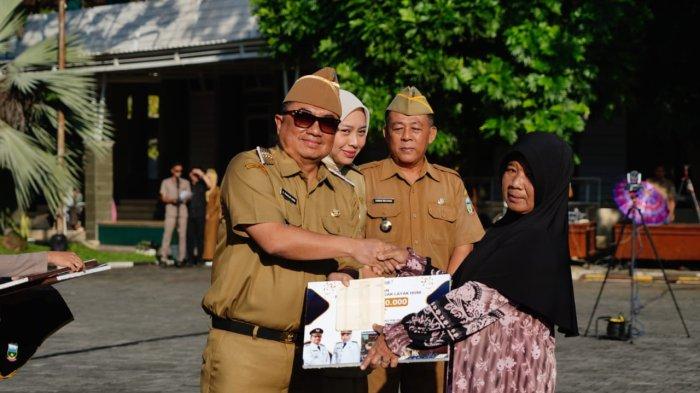Penyerahan Bantuan Program Perbaikan Rumah di Garut