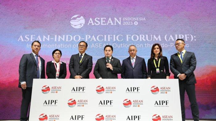 Menteri BUMN Erick Thohir (tengah) bersama; (dari kiri) Direktur Sales Telkomsel Adiwinahyu Basuki Sigit, Direktur Enterprise & Business Service Telkom FM Venusiana R, Direktur Utama PT Aviasi Pariwisata Indonesia (InJourney) Dony Oskaria, Dirut BNI Royke Tumilaar, Wadirut Bank Mandiri Alexandra Askandar, Direktur Wholesale & International Banking BNI Silvano Winston Rumantir di sela-sela acara ASEAN-Indo-Pacific Forum (AIPF) di Hotel Mulia, Jakarta, Selasa (5/9).