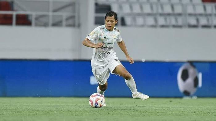 ADAM MENGGIRING BOLA - Gelandang Persib Bandung Adam Alis saat menggiring bola pada laga pekan ke-22 Liga 1 2024/2025 melawan PSIS Semarang di Stadion Jatidiri, Minggu (10/2/2025). Adam Alis mendapatkan pujian selangit dari Bobotoh atas penampilannya malam itu.