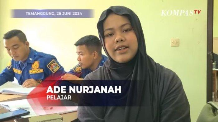 Ade Nurjanah, siswi SMK yang menjadi sorotan viral karena meminta tolong petugas Damkar Temanggung untuk mengerjakan tugas sekolah.