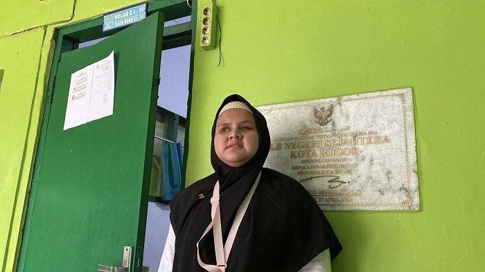 Sosok Ade Suryani (23) guru tunanetra yang mengajar di SLBN Kota Bogor, Senin (25/11/2024).