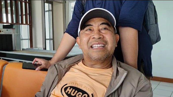 Adeng Abdul Kohar wisawatan asal Bandung yang menjadi penumpang pertama di penerbangan Susi Air rute Pangandaran-Bandung, Jumat (29/12/2023).