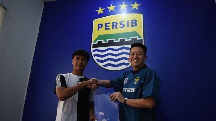 KE SENIOR - Potret Deputy CEO PT PERSIB Bandung Bermartabat, Adhitia Putra Herawan bersalaman dengan pemain yang baru dipromosikan Nazriel Alfaro Syahdan (kiri). Nazriel yang merupakan pemain binaan Persib Bandung kini resmi bergabung ke senior dan berlaga di Liga 1.