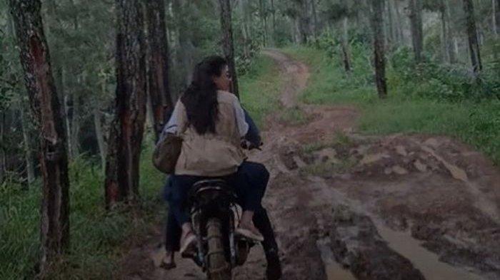 Agnes Lukito, Head Division Eiger Women & Junior nenyusur jalan hutan menuju MI Cangkuang di Kecamatan Rongga, Kabupaten Bandung Barat