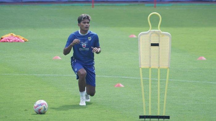 Ahmad Agung Setiabudi bergabung dalam sesi latihan resmi jelang lawan Dewa Uniited di Stadion Gelora Bandung Lautan Api, Kamis (16/1/2025).
