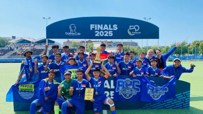 Akademi Persib Cimahi (APC) mengukir prestasi di kancah internasional dengan menyabet trofi juara turnamen Gothia Cup U-13.