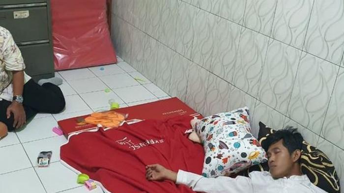 DILAPORKAN KE POLISI - Yusuf dan Zafa yang viral hidup di kolong jembatan Sidoarjo telah dievakuasi dan dikembalikan ke daerah asal, Mojokerto, Jumat (30/5/2025). - Yusuf kini dilaporkan ke polisi atas kasus penggelapan.