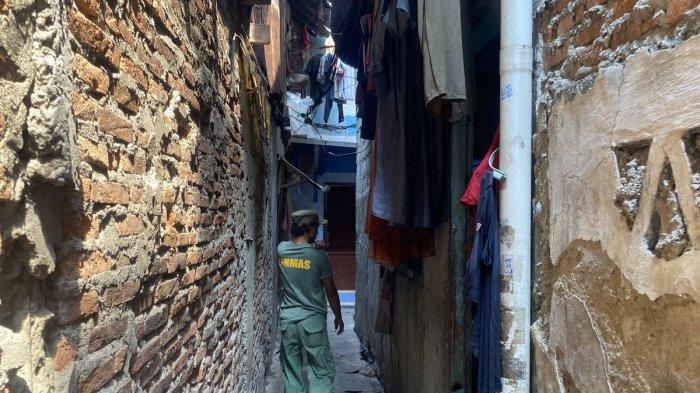Akses jalan sempit di permukiman padat penduduk RT 10 RW 12 Kelurahan Tanah Tinggi, Kecamatan Johar Baru, Jakarta Pusat