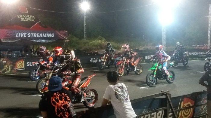Aksi Para pembalap Supermoto di Sirkuit Gery Mang