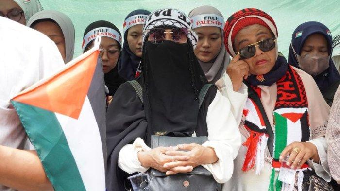 Massa mengikuti Aksi Solidaritas dari Jawa Barat Untuk Palestina di depan Gedung Sate, Jalan Diponegoro, Kota Bandung, Jawa Barat, Jumat (17/11/2023). Aksi tersebut digagas Majelis Ulama Indonesia (MUI) Pemerintah Provinsi Jawa Barat, Kantor Wilayah Kementerian Agama (Kanwil Kemenag), dan Badan Amil Zakat Nasional (Baznas) Jawa Barat.