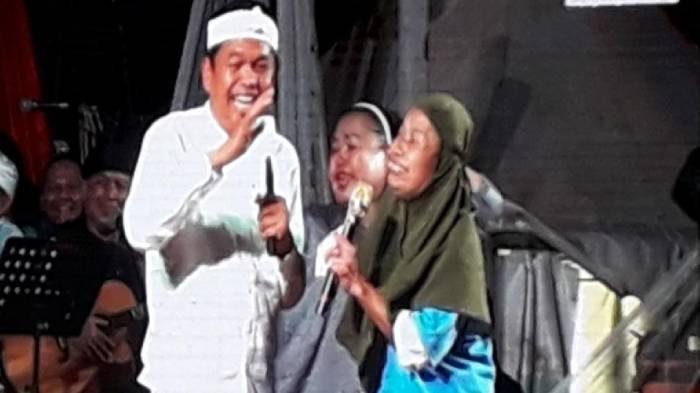 Aksi emak-emak di Kota Bogor jadi sorotan, dapat bantuan uang dari Kang Dedi Mulyadi di acara Menyapa di GOR Pajajaran, Kota Bogor Rabu (11/9/2024), dinilai cukup menghibur. 