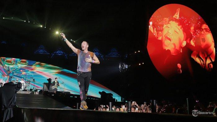 Aksi panggung vokalis Coldplay, Chris Martin, saat menghibur penonton saat konser Music of the Spheres World Tour di Senayan, Jakarta Pusat, Rabu (15/11/2023).