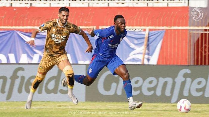 Aksi pemain Arema FC melewati pemain Dewa United. Arema FC kalah 0-2 dari Borneo FC, Sabtu (17/8/2024) malam.