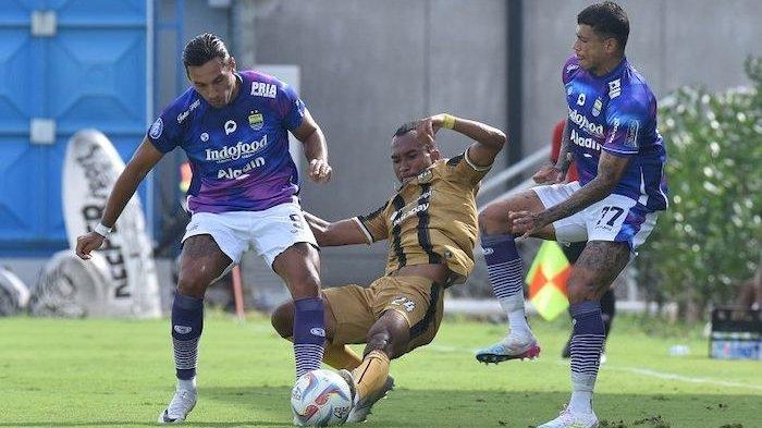 Aksi pemain Persib Bandung Ezra Walian (kiri) saat Persib Bandung melawan Dewa United pada laga uji tanding di Dewa United Sports Centre, Tangerang, Senin 22 Januari 2024. Persib Bandung berhasil raih kemenangan atas Dewa United, dengan skor 3-0.