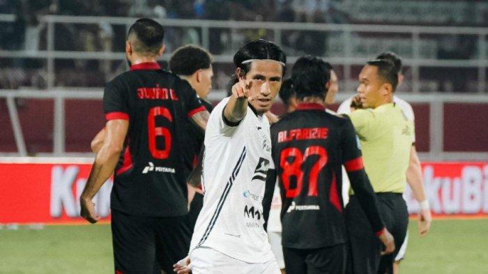 Aksi selebrasi Hanif Sjahbandi saat mencetak gol bagi Persija Jakarta ke gawang mantan klubnya Arema FC di pekan kesembilan Liga 1 2024, Sabtu (26/10). Euforia laga kandang Arema FC jelang melawan Persija Jakarta kini sukses dirusak oleh sang mantan di pekan kesembilan Liga 1 2024, skor akhir 1-2.