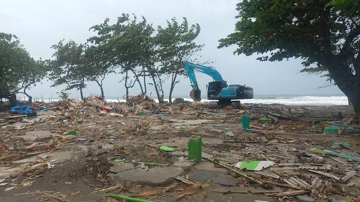 BANGUNAN DI BONGKAR - Alat berat masih digunakan untuk meratakan bangunan di kawasan TWA Sukawayana, ratusan bangunan telah dibongkar dan sudah rata dengan tanah, Kamis (6/2/2025).