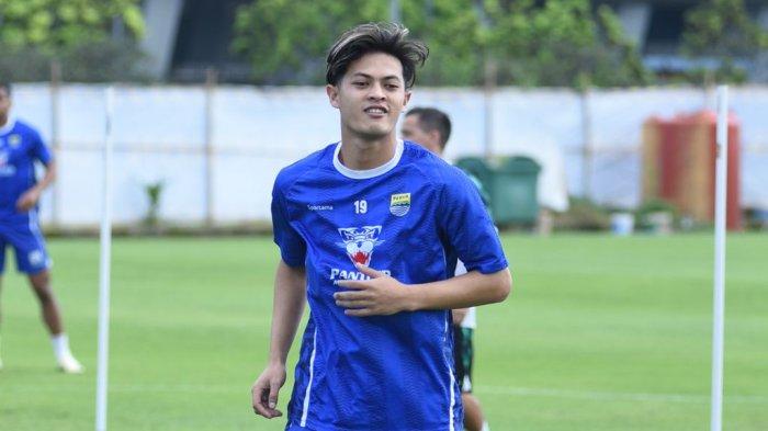 Alfeandra Dewangga menjalani sesi latihan perdana bersama PERSIB di Lapangan Pendamping Stadion Gelora Bandung Lautan Api, Senin, 30 Juni 2025.