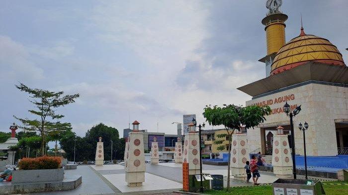 Alun-alun Kota Sukabumi, salah satu tempat favorit warga untuk ngabuburit.