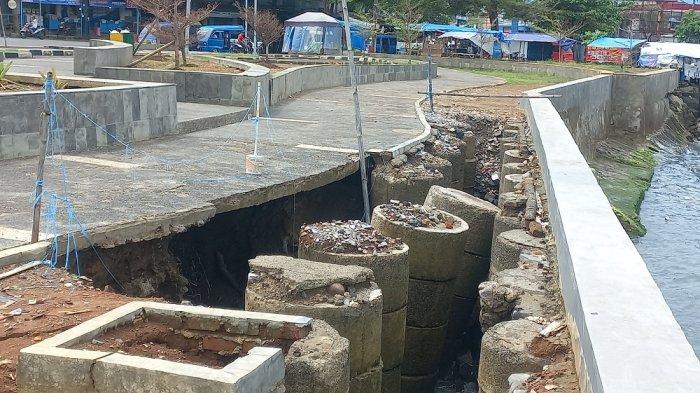 Kondisi joggig track Alun-aun Gadobangkong Sukabumi jebol, pondasi pun jebol oleh ombak, tanah di bawah jogging track sudah tergerus, Selasa (18/2/2025).
Artikel ini telah tayang di TribunJabar.id dengan judul Alun-alun Gadobangkong Sukabumi Rusak, Tembok Patah, Jogging Track Sampai Jebol, https://jabar.tribunnews.com/2025/02/18/alun-alun-gadobangkong-sukabumi-rusak-tembok-patah-jogging-track-sampai-jebol.
Penulis: M RIZAL JALALUDIN | Editor: Seli Andina Miranti
