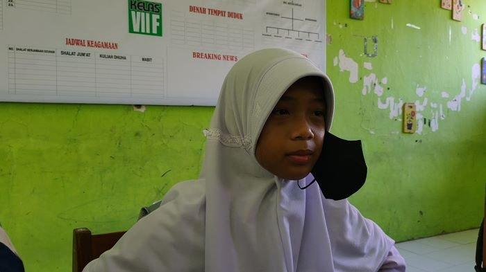 Amel Amelia Putri (13), bocah SD yang viral lantaran mampu mengurus kakek dan adiknya di Desa Kalapadua, Kecamatan Lemahsugih, Kabupaten Majalengka, kini resmi bersekolah di SMPN 3 Majalengka.