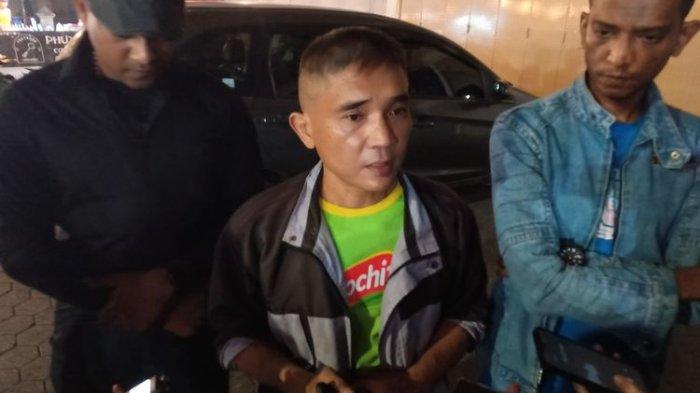 Amen pedagang martabak yang diduga dipalak anggota Dishub Medan saat diwawancarai wartawan di Jalan Gajah Mada, Kota Medan, Rabu (15/5/2024).