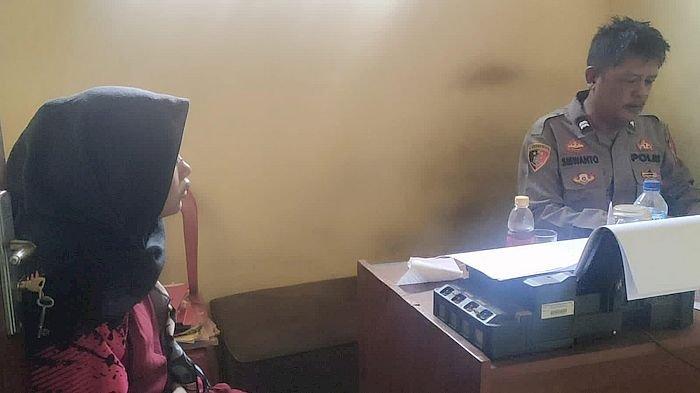 Aminah Alika Maulida Azizah saat dimintai keterangan di Mapolsek Cibeber, Cianjur, Senin (13/11/2023).
