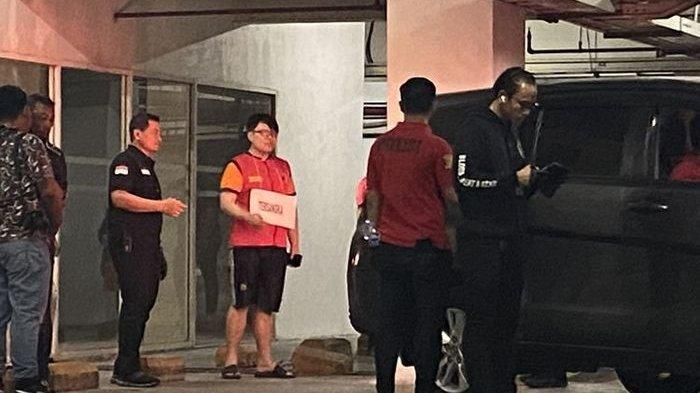 Anak DPR RI, Gregorius Ronald Tannur, saat rekonstruksi tewasnya wanita asal Sukabumi di Lenmarc Mall Surabaya.
