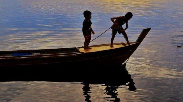Anak-anak Suku Laut bermain sampan di Kampung Panglong, Bintan.