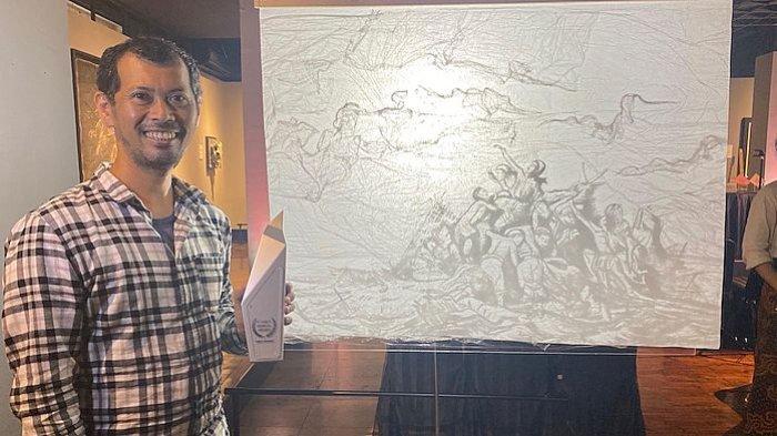 Andy Dwi Tjahyo memenangkan juara utama dan meraih Rp 100 juta dalam malam anugerah Grey Art Award di Grey Art Gallery, Jalan Braga, Kota Bandung, Jumat (8/4/2024).