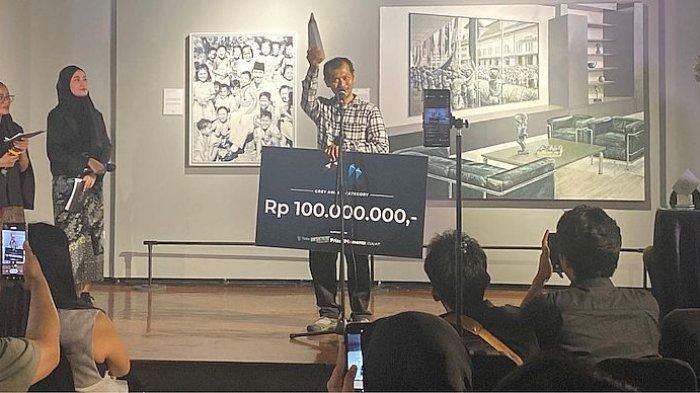 Andy Dwi Tjahyo memenangkan juara utama dan meraih Rp 100 juta dalam malam anugerah Grey Art Award di Grey Art Gallery, Jalan Braga, Kota Bandung, Jumat (8/4/2024).