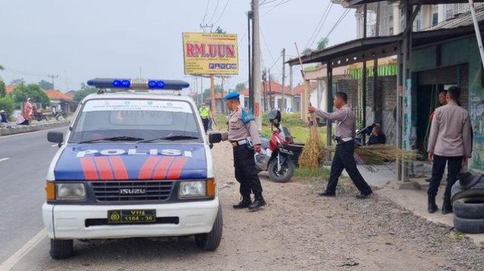 Anggota Polsek Pusakanagara saat mengamankan alat sapu koin di Jembatan Sewoharjo, Jumat (5/4/2024).
