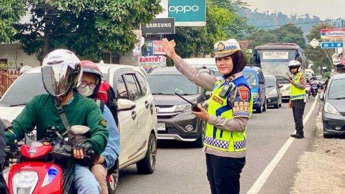BUKA TUTUP - Anggota Satlantas Polres Garut melakukan penjagaan saat rekayasa lalu lintas buka tutup jalur di berlakukan di jalur mudik Kabupaten Garut, Jawa Barat, Kamis (27/3/2025). Dalam sehari ini sudah dilakukan tujuh kali buka tutup untuk menguras kepadatan pemudik.