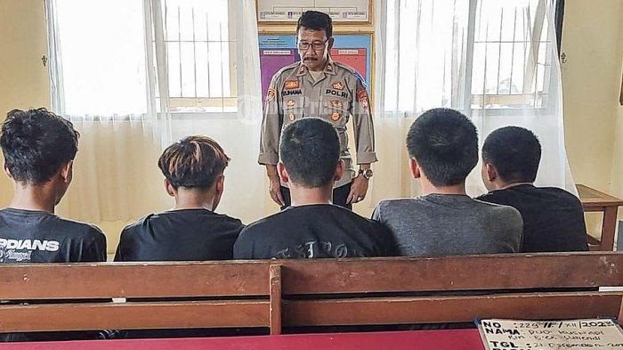 Kapolsek Mangkubumi Polres Tasikmalaya Kota, IPTU Ruhana Efendi menginterogasi para pelaku penganiayaan terhadap dua orang perajin sandal di Tasikmalaya, Kamis (21/12/2023).