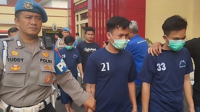 Anggota ormas pengeroyok polisi di Soreang, Kabupaten Bandung, yang dihadirkan dalam konferensi pers di Mapolresta Bandung, Jumat (22/12/2023).