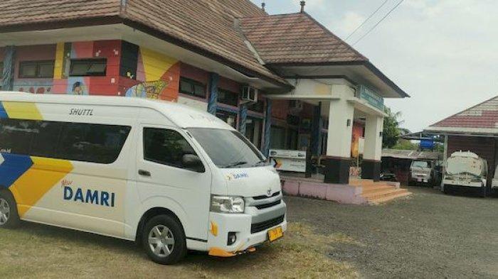 ANGKUTAN SHUTTLE - Angkutan shuttle DAMRI terparkir di halaman TIC Pangandaran, Rabu (26/3/2025).
