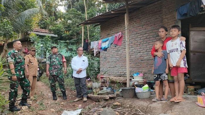Angota TNI dan perangkat desa menyambangi rumah Ida di Desa Karangmulya, Kecamatan Padaherang, Kabupaten Pangandaran, Jawa Barat, Senin (10/6/2024).