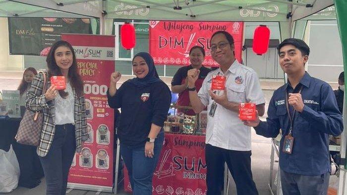 Ani Andriyani, pemilik UMKM Dimsum Inmons bersama tim BRI Rumah BUMN Bandung.