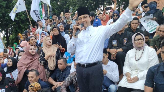 Capres nomor urut 1, Anies Baswedan, menyampaikan orasi di depan ribuan warga di Alun-alun Sangkala Buana Kasepuhan Cirebon, Sabtu (9/12/2023).