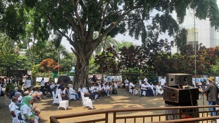 Massa pendukung Anies Baswedan tetap menggelar acara diskusi meski di luar Gedung Indonesia Menggugat, Minggu (8/10/2023).