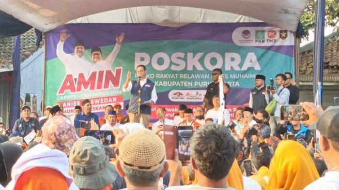 Bakal calon presiden, Anies Rasyid Baswedan sapa ribuan warga saat peresmian Posko Relawan Rakyat (Poskora) Anies-Muhaimin di Kabupaten Purwakarta, Jawa Barat, Sabtu (7/10/2023).