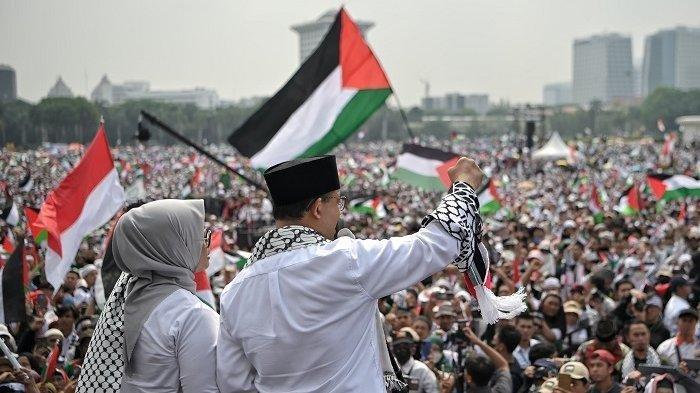 Anies Baswedan berorasi di depan sekitar dua juta warga dalam aksi bela Palestina di Monas, Minggu (5/11/2023). Anies menegaskan bahwa penjajahan yang dilakukan suatu negara ke negara lainnya, seperti oleh Israel terhadap Palestina, tidak boleh ada di dunia.