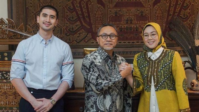 Anne Ratna Mustika (kanan) bersama Ketua Umum PAN, Zulikifli Hasan (tengah), dan Verrell Bramasta, di Jakarta, Jumat (5/7/2024).