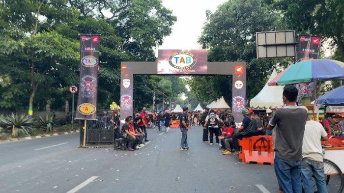  Ribuan bikers memadati kawasan depan Gedung Sate Bandung untuk memeriahkan perayaan ulang tahun komunitas motor terbesar di Indonesia, Tiger Association Bandung (TAB), yang kini genap berusia 30 tahun di Jalan Dipenegoro, Kota Bandung. 