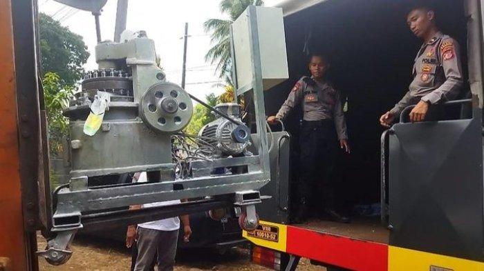 Aparat kepolisian dari Polres Sumedang mengevakuasi mesin pembuatan obat di Desa Trunamanggala, Kecamatan Cimalaka, Kabupaten Sumedang, digerebek oleh Badan Narkotika Nasional (BNN) RI, Selasa (5/11/2024).