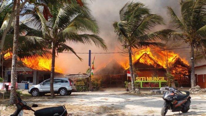 Api melalap tiga kafe di Kampung Turis, Pamugaran, Pangandaran, Kamis (31/8/2023) pagi.