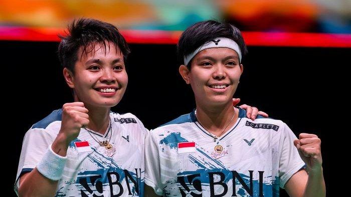 Ganda putri Apriyani Rahayu/Siti Fadia Silva Ramadhanti saat berpose setelah menundukkan Yuki Fukushima/Sayaka Hirota di perempat final Kejuaraan Dunia 2023 di Royal Arena, Kopenhagen, Denmark, Jumat (25/8/2023).