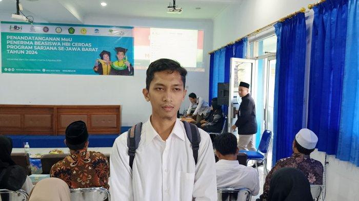 Ariz Muhamad Ridwan (25) warga Dusun Bunirasa, Kecamatan Cidolog, Kabupaten Ciamis, Jawa Barat, menjadi salah satu penerima beasiswa program Hidayah Berbagi Indonesia (HBI) Cerdas