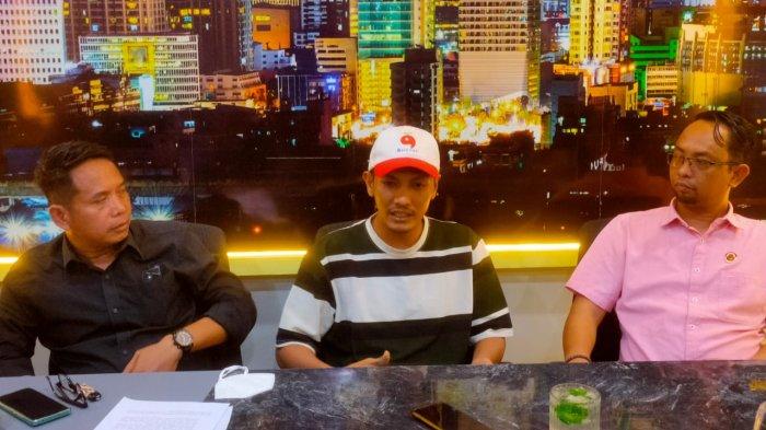 Arta Anoraga Japang, seorang teman Eki menggelar jumpa pers bersama dua kuasa hukumnya, Reno dan Reno Sukriano pada Selasa (13/8/2024) petang.