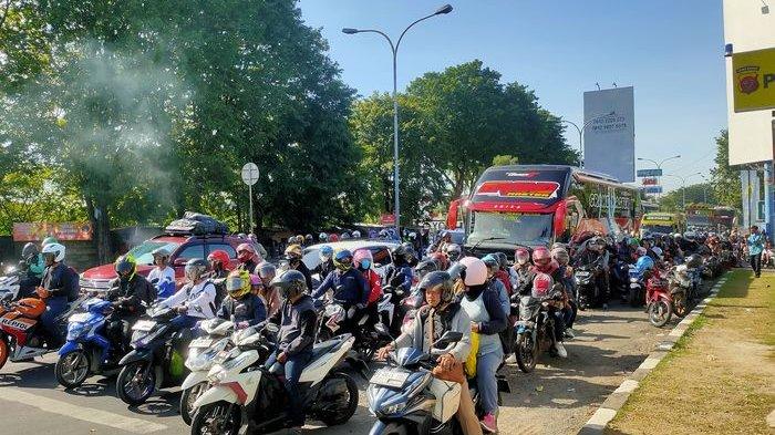 Arus lalu lintas di Pantura Kota Cirebon pada H+3 Lebaran, Sabtu (13/4/2024).